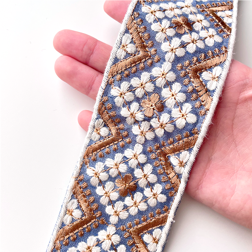 508 【 幅：6.5cm 】 インド刺繍リボン　ベビーブルー　布地　ホワイト　ベージュ