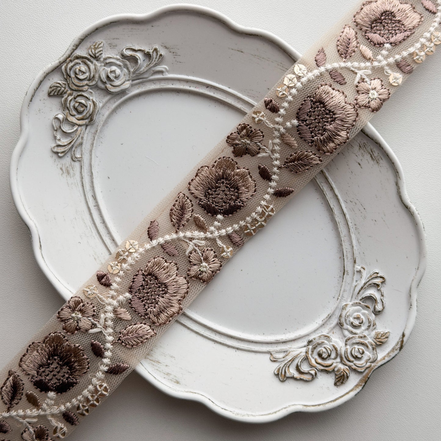 S379 インド刺繍リボン 3.5cm幅 チュール アンティークローズ