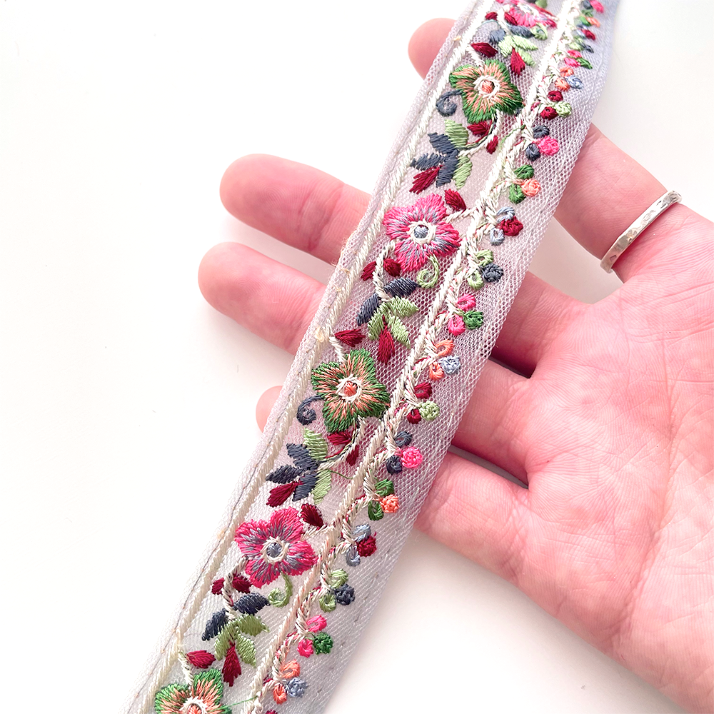 521 【 幅：3.5cm 】 インド刺繍リボン　スカイブルー　チュール　ピンク　グリーン