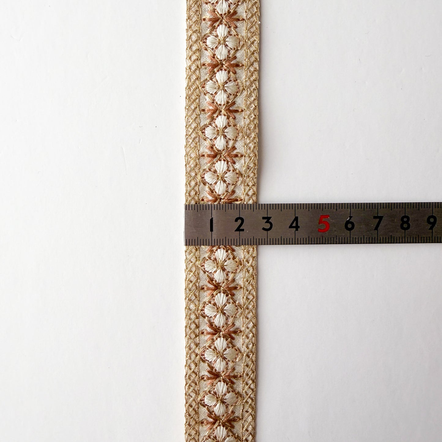 S349 インド刺繍リボン 2.5cm幅 布地 小花柄