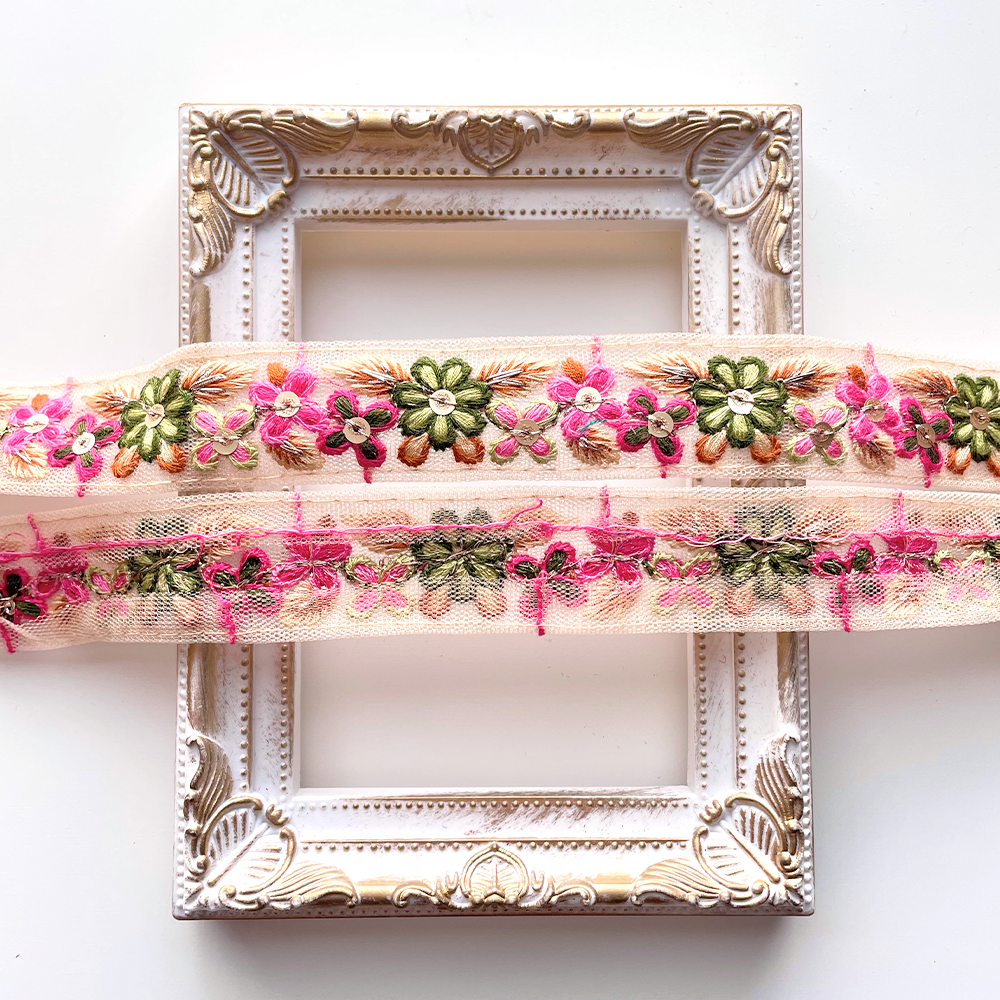 559 【 幅：2.5cm 】 インド刺繍リボン　ベージュ　チュール　グリーン　ピンク