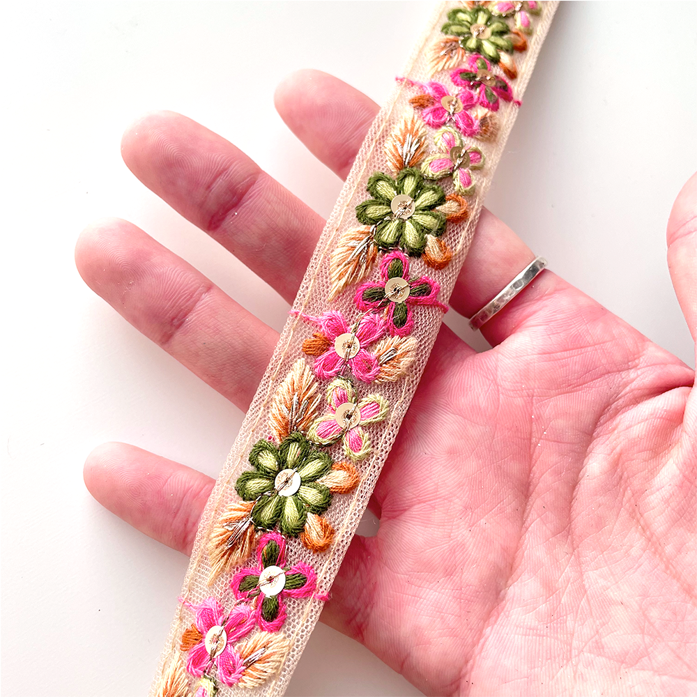 559 【 幅：2.5cm 】 インド刺繍リボン　ベージュ　チュール　グリーン　ピンク