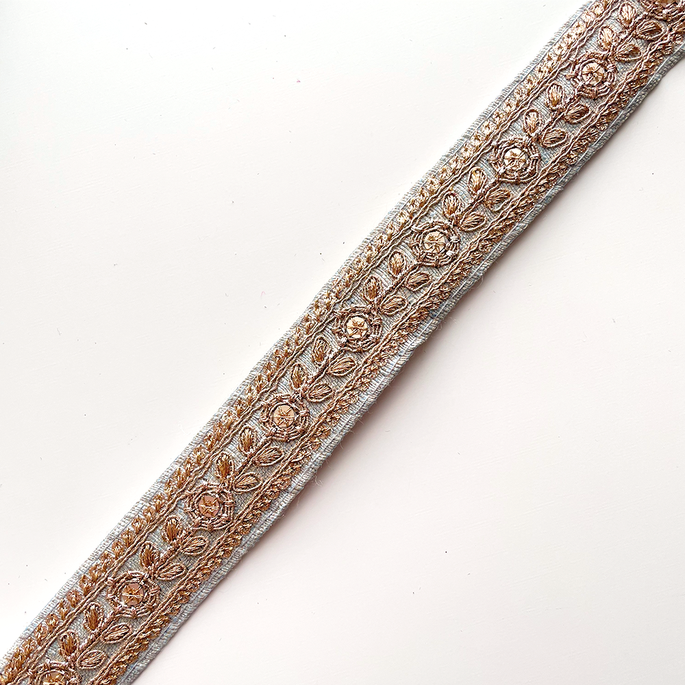 561 【 幅：2.5cm 】 インド刺繍リボン　ベビーブルー　布地　ゴールド
