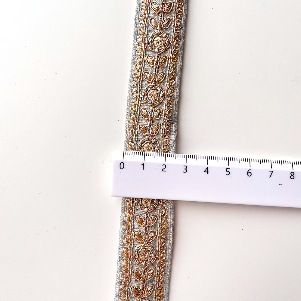 561 【 幅：2.5cm 】 インド刺繍リボン　ベビーブルー　布地　ゴールド