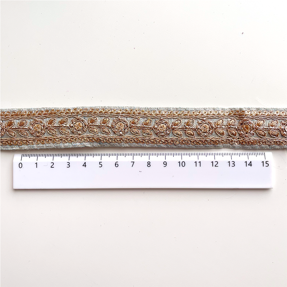 561 【 幅：2.5cm 】 インド刺繍リボン　ベビーブルー　布地　ゴールド