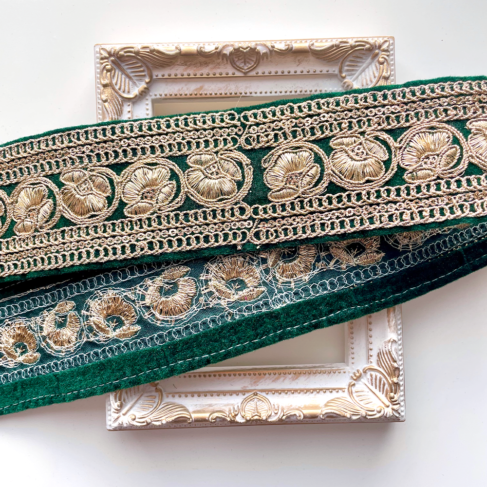 569 【 幅：5cm 】 インド刺繍リボン　深緑　ベロア　ゴールド