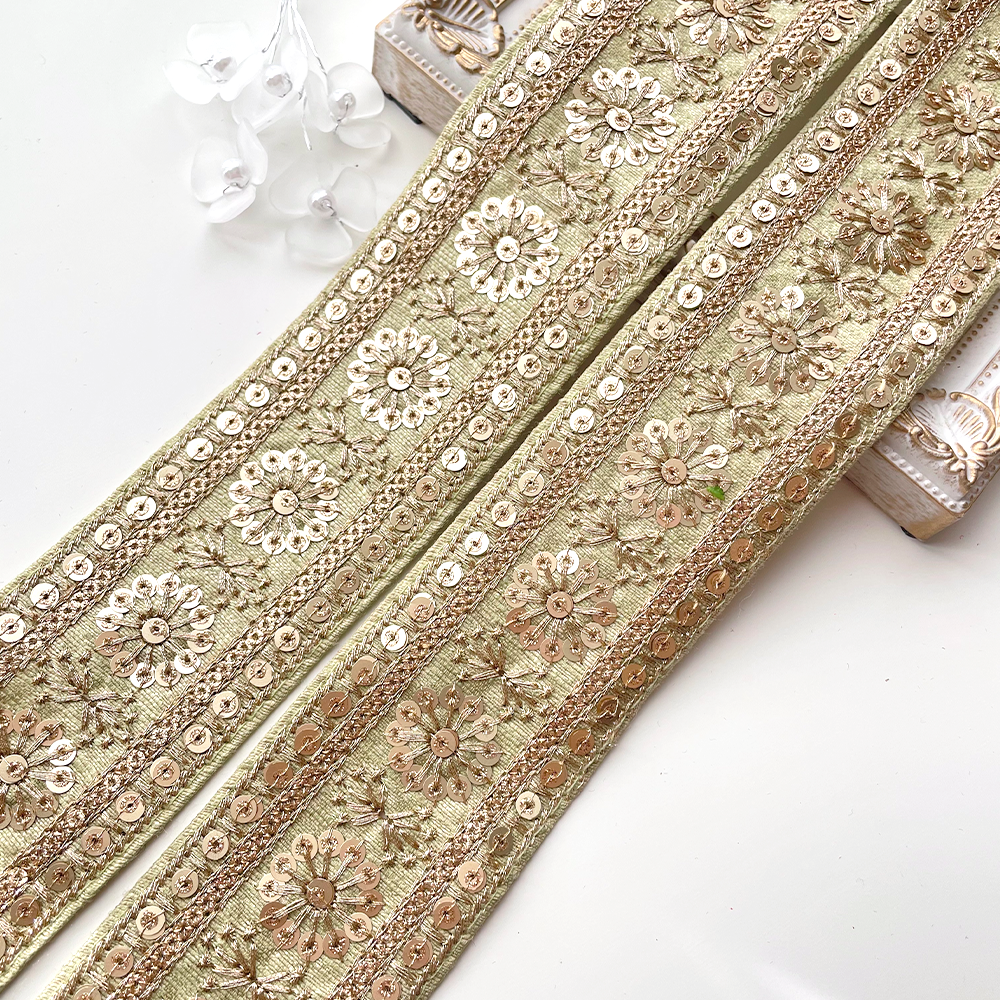 570 【 幅：5cm 】 インド刺繍リボン　ライトグリーン　布地　ゴールド