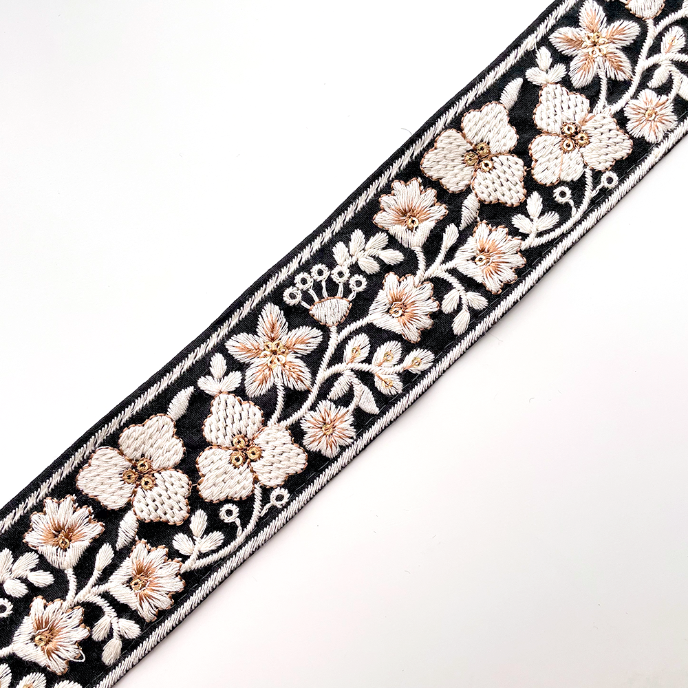 598 【 幅：5cm 】 インド刺繍リボン　ブラック　布地　ホワイト