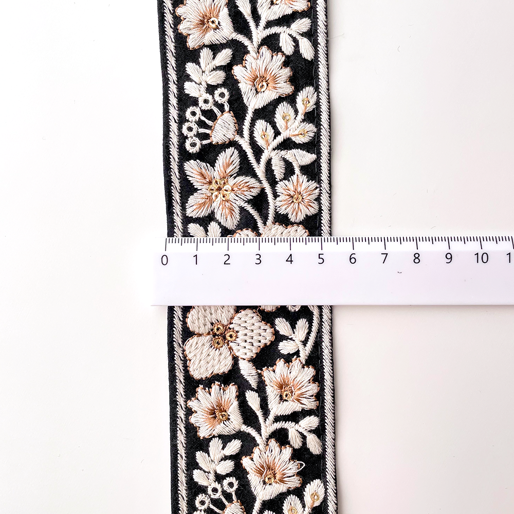 598 【 幅：5cm 】 インド刺繍リボン　ブラック　布地　ホワイト