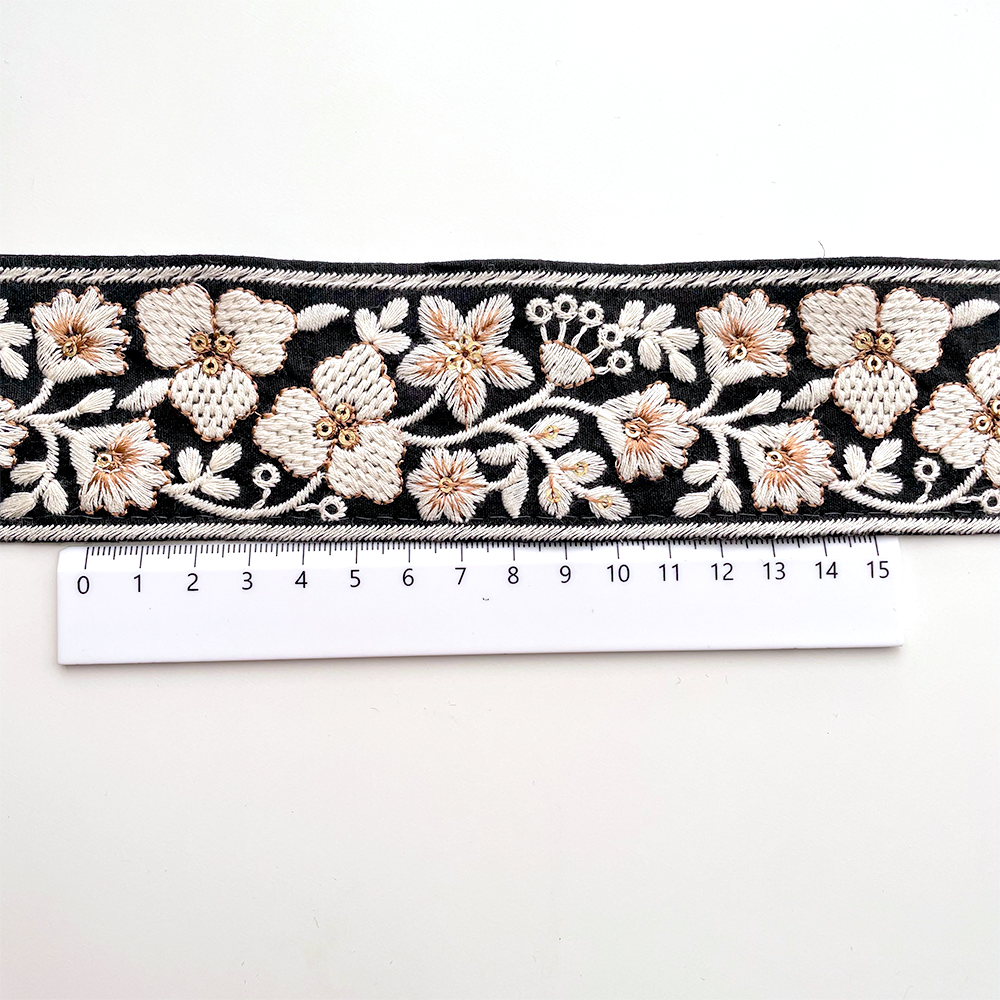 598 【 幅：5cm 】 インド刺繍リボン　ブラック　布地　ホワイト