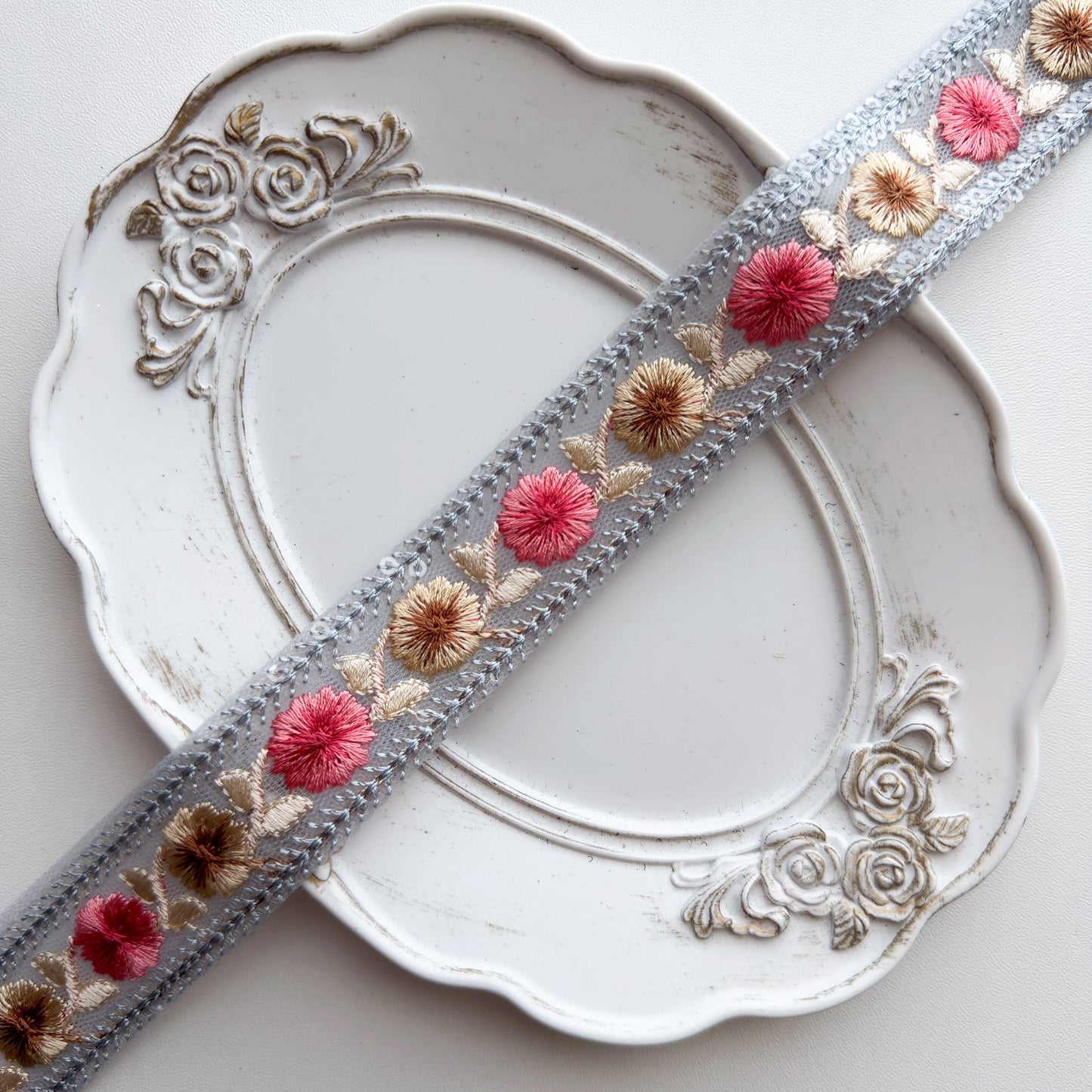 S288 インド刺繍リボン 2.5cm幅 チュール ポンポンフラワー