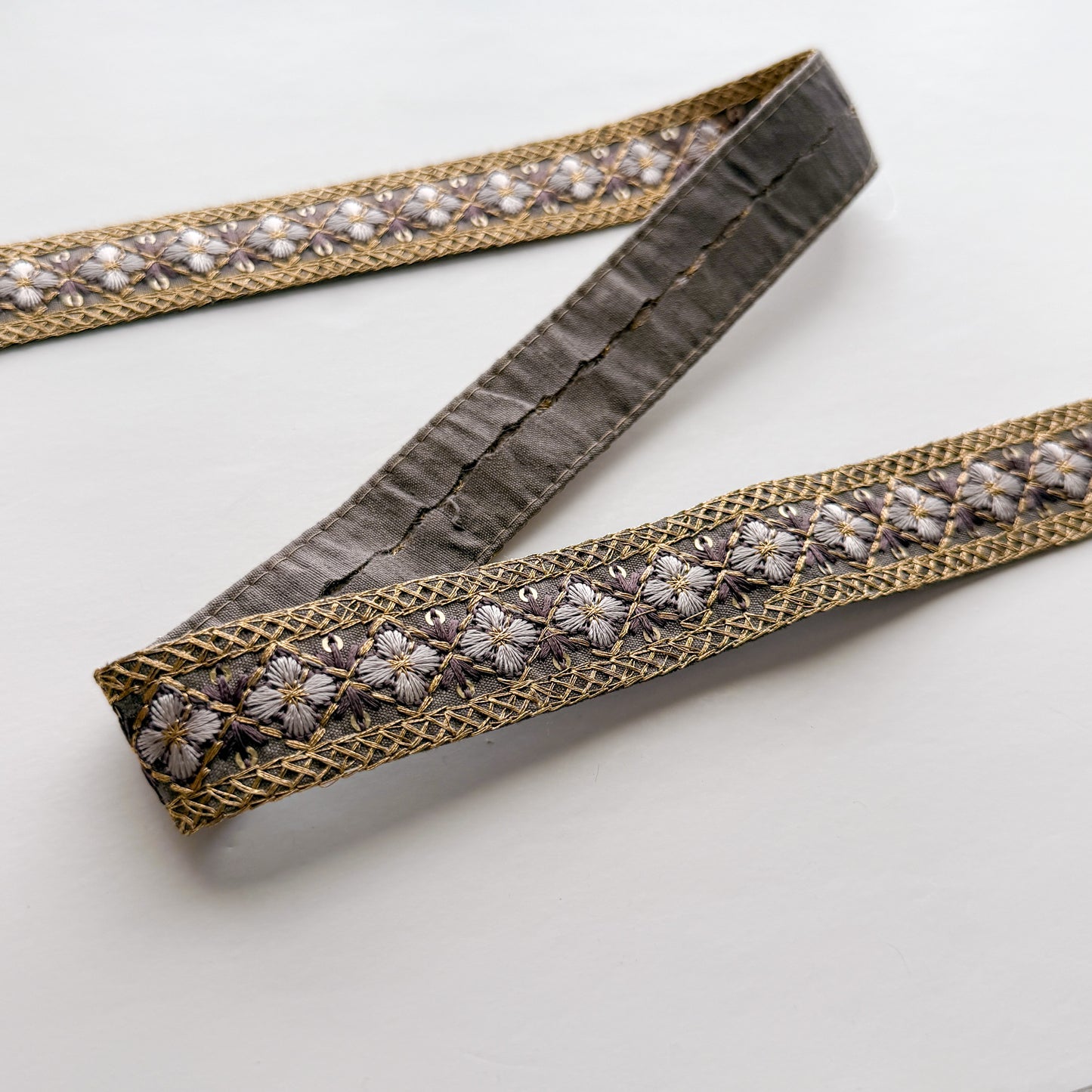 S349 インド刺繍リボン 2.5cm幅 布地 小花柄