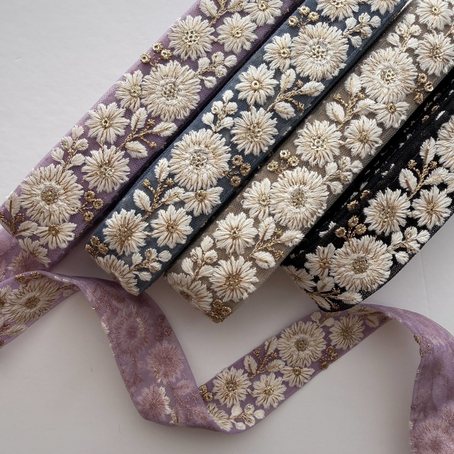 S320 インド刺繍リボン 3.5cm幅 チュール マーガレット
