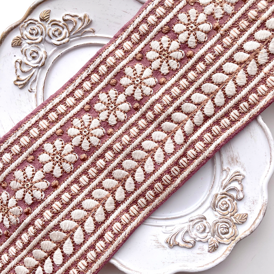 602 【 幅：8.5cm 】 インド刺繍リボン　ピンク　布地　ホワイト