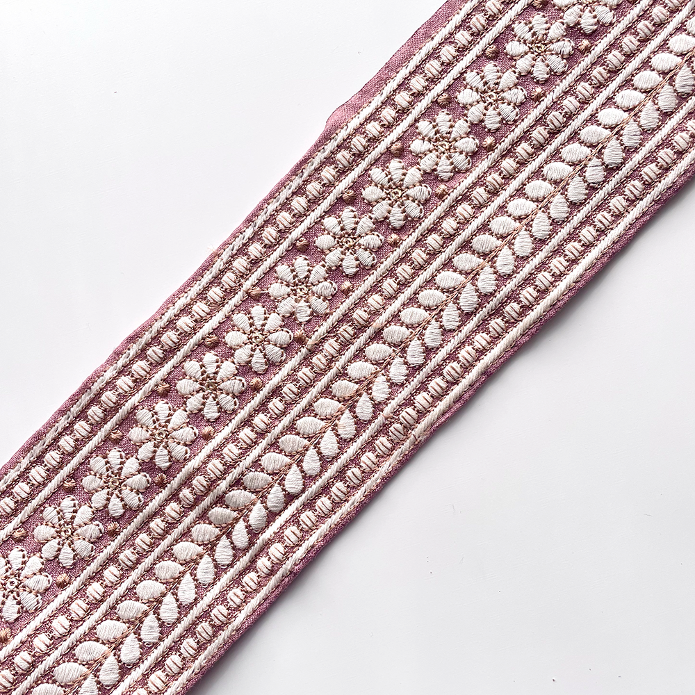 602 【 幅：8.5cm 】 インド刺繍リボン　ピンク　布地　ホワイト