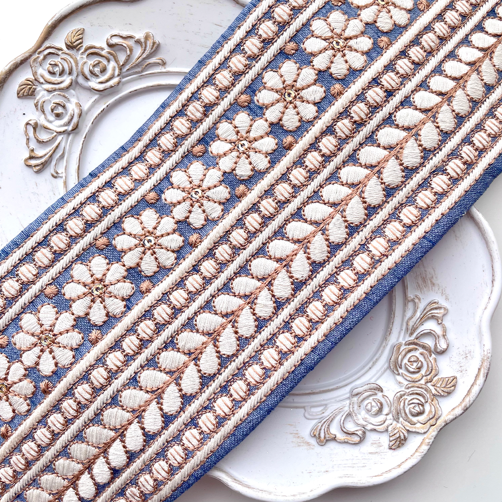 603 【 幅：8.5cm 】 インド刺繍リボン　スカイブルー　布地　ホワイト