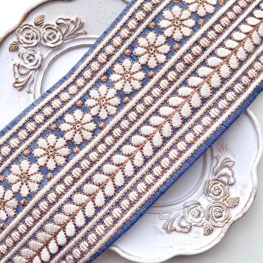 603 【 幅：8.5cm 】 インド刺繍リボン　スカイブルー　布地　ホワイト