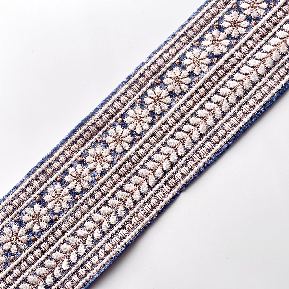 603 【 幅：8.5cm 】 インド刺繍リボン　スカイブルー　布地　ホワイト