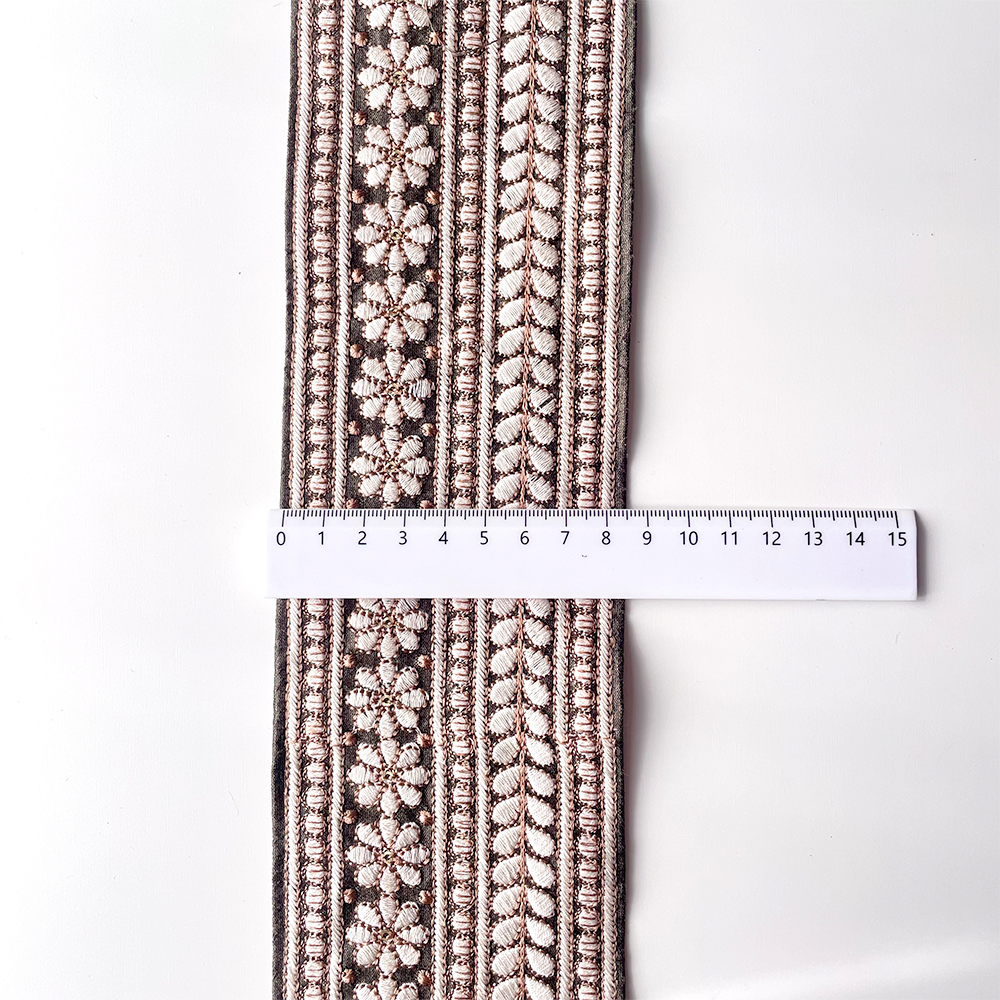 604 【 幅：8.5cm 】 インド刺繍リボン　ブラウン　布地　ホワイト