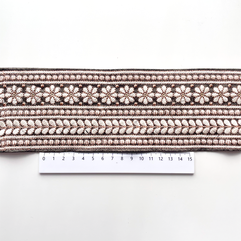 604 【 幅：8.5cm 】 インド刺繍リボン　ブラウン　布地　ホワイト