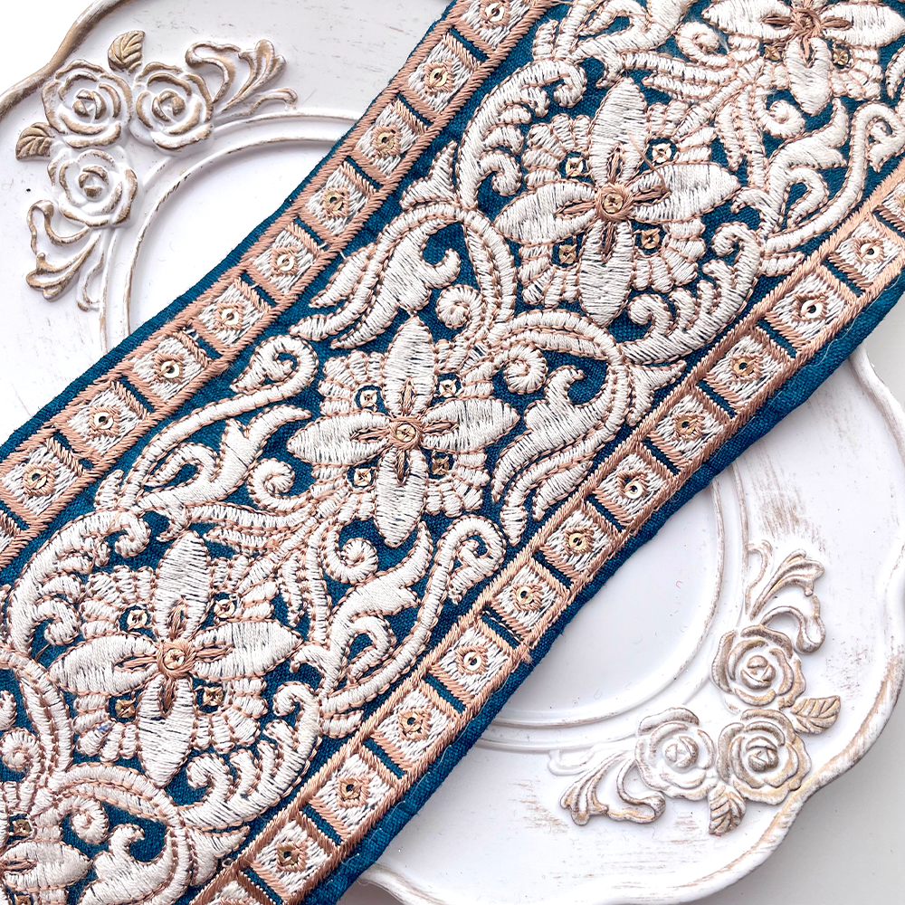 605 【 幅：8cm 】 インド刺繍リボン　ターコイズグリーン　布地　ホワイト　ベージュ