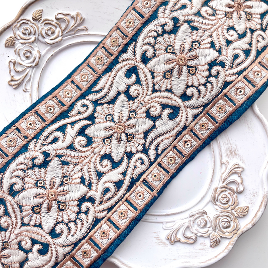 605 【 幅：8cm 】 インド刺繍リボン　ターコイズグリーン　布地　ホワイト　ベージュ