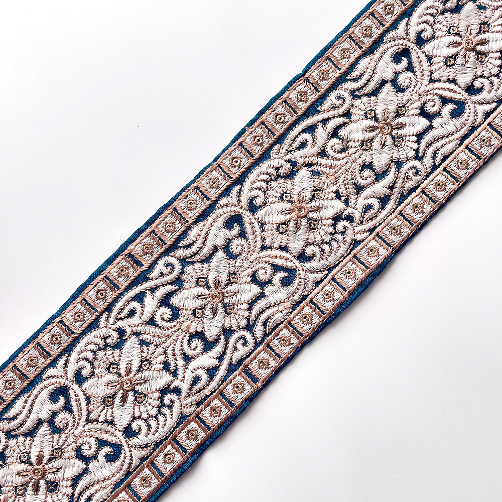 605 【 幅：8cm 】 インド刺繍リボン　ターコイズグリーン　布地　ホワイト　ベージュ