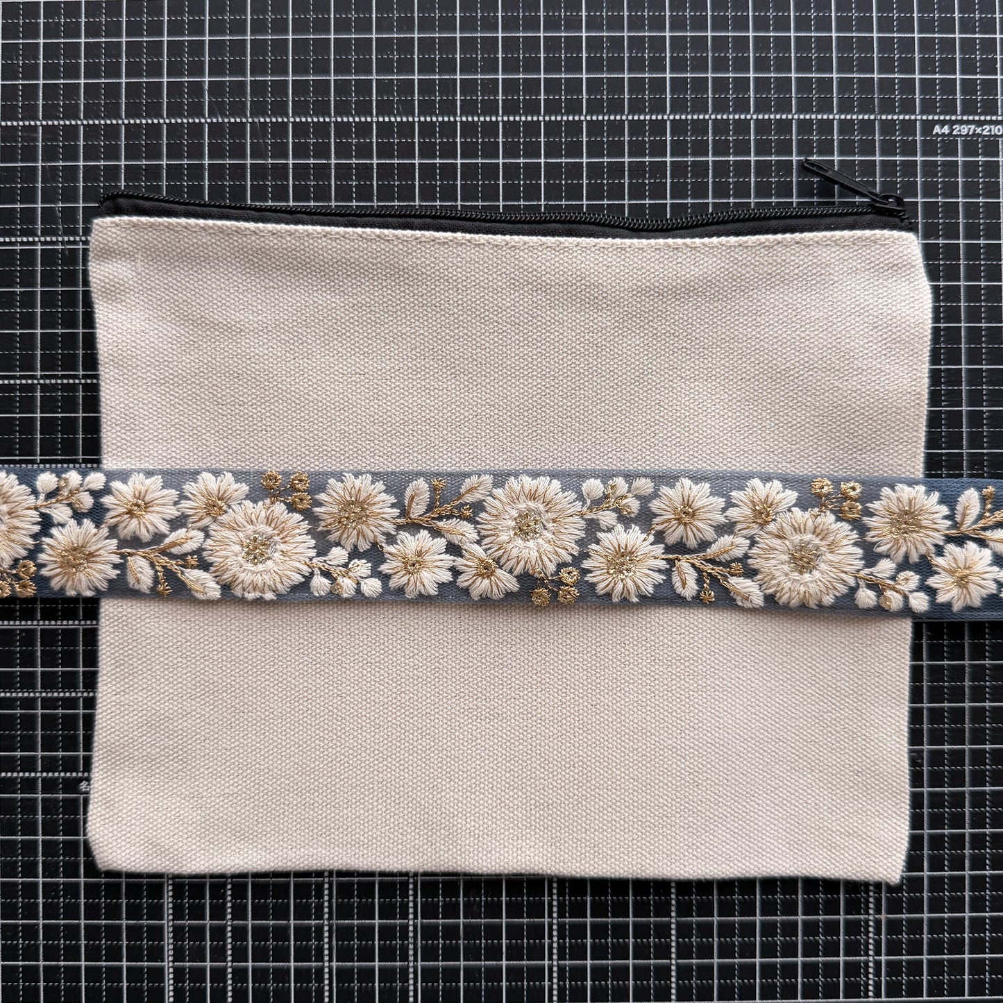 S320 インド刺繍リボン 3.5cm幅 チュール マーガレット