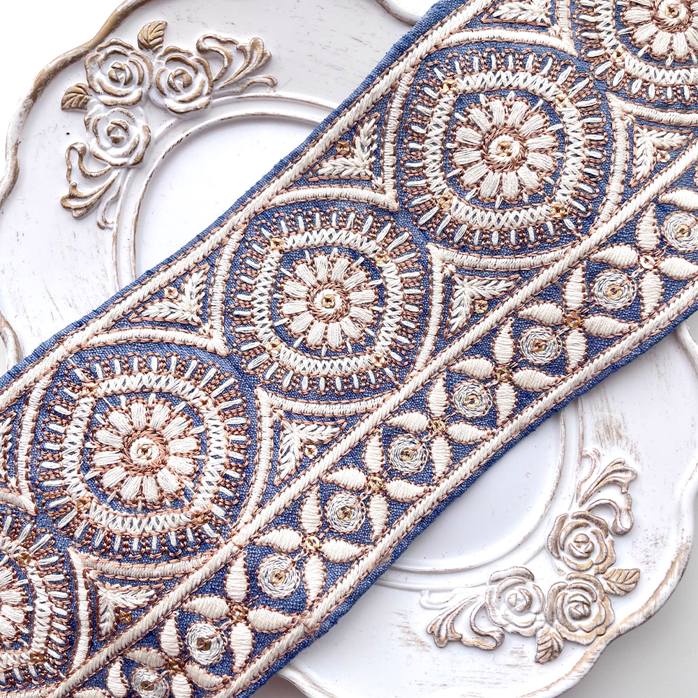 610 【 幅：8cm 】 インド刺繍リボン　スカイブルー　布地　ブラウン　ホワイト