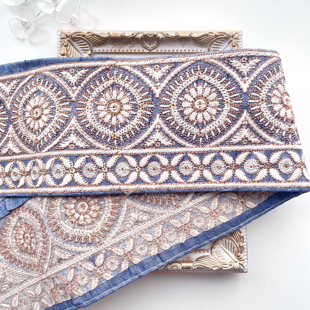 610 【 幅：8cm 】 インド刺繍リボン　スカイブルー　布地　ブラウン　ホワイト