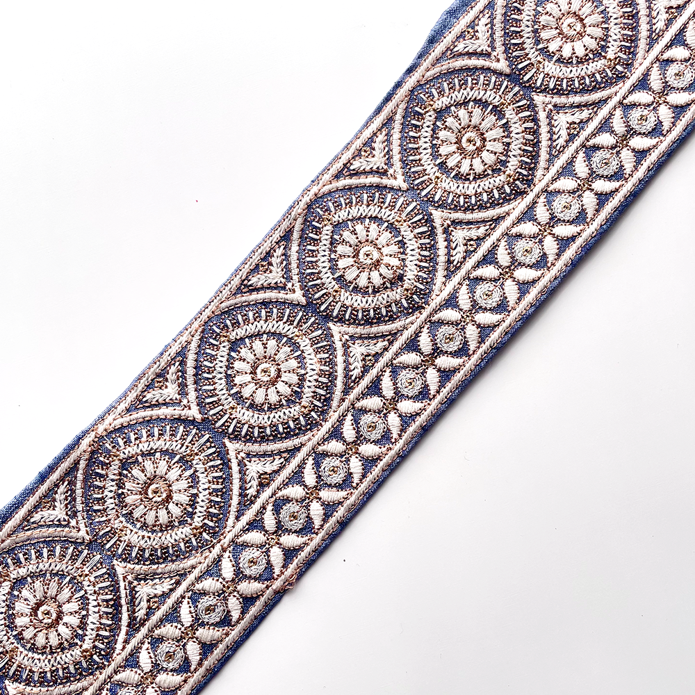 610 【 幅：8cm 】 インド刺繍リボン　スカイブルー　布地　ブラウン　ホワイト