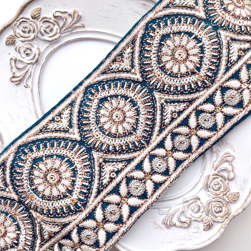 611 【 幅：8cm 】 インド刺繍リボン　ターコイズグリーン　布地　ブラウン　ホワイト