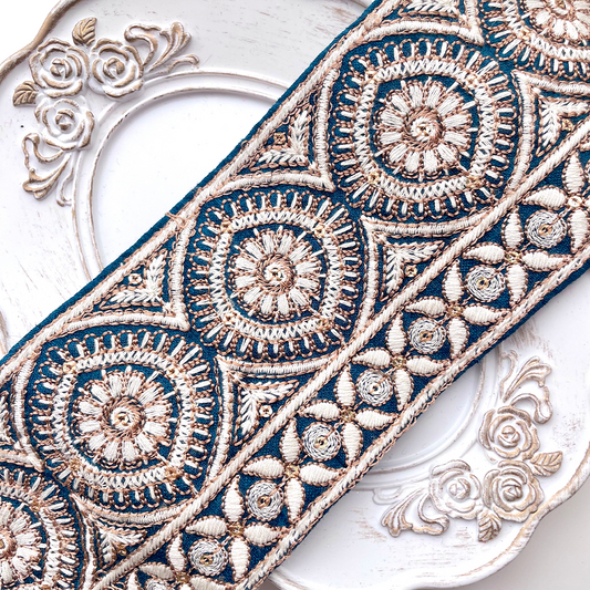 611 【 幅：8cm 】 インド刺繍リボン　ターコイズグリーン　布地　ブラウン　ホワイト