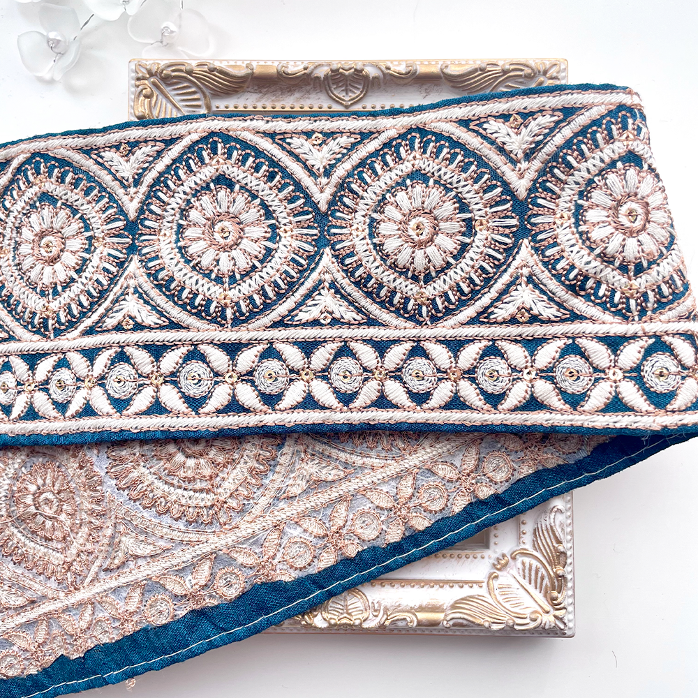 611 【 幅：8cm 】 インド刺繍リボン　ターコイズグリーン　布地　ブラウン　ホワイト