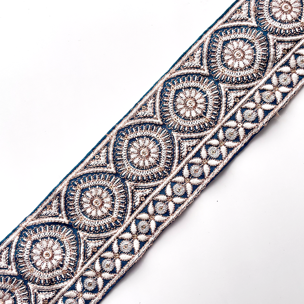 611 【 幅：8cm 】 インド刺繍リボン　ターコイズグリーン　布地　ブラウン　ホワイト