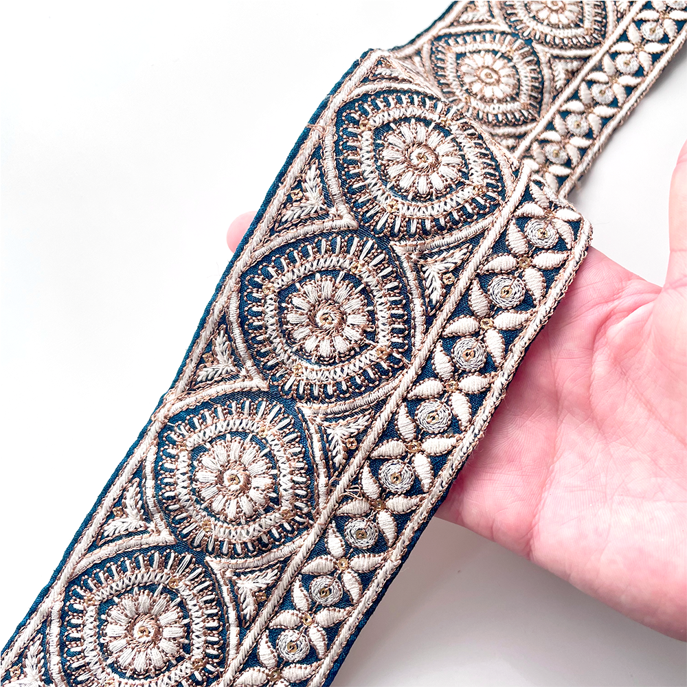 611 【 幅：8cm 】 インド刺繍リボン　ターコイズグリーン　布地　ブラウン　ホワイト