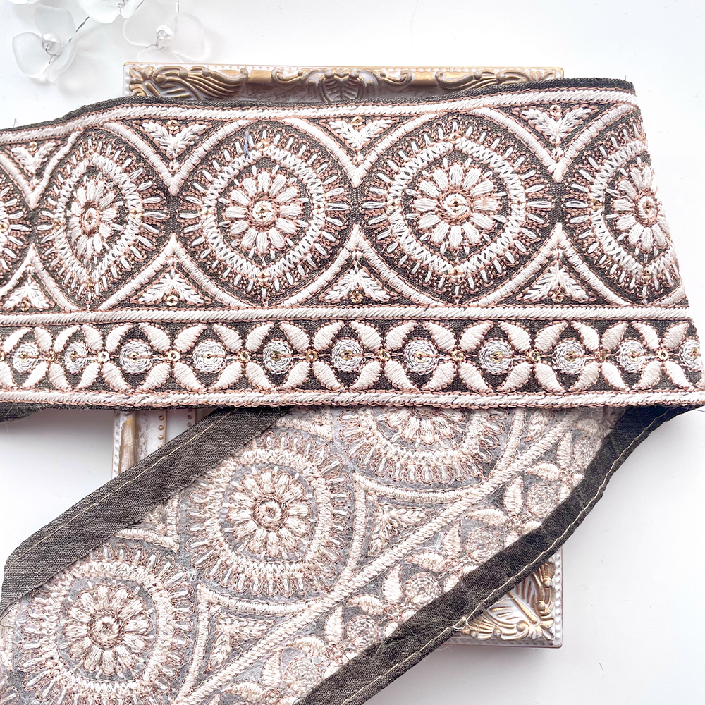 612 【 幅：8cm 】 インド刺繍リボン　ブラウン　布地　ブラウン　ホワイト
