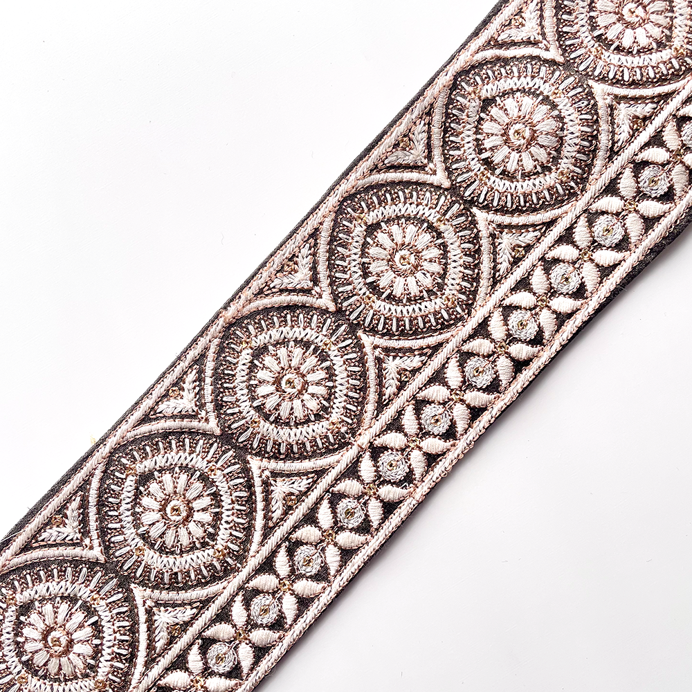 612 【 幅：8cm 】 インド刺繍リボン　ブラウン　布地　ブラウン　ホワイト
