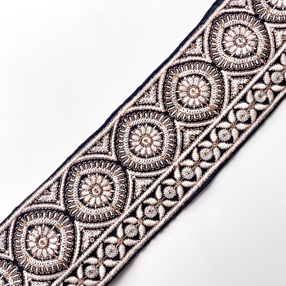 613 【 幅：8cm 】 インド刺繍リボン　ブラック　布地　ブラウン　ホワイト