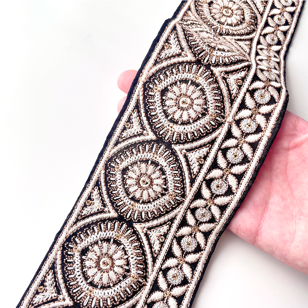 613 【 幅：8cm 】 インド刺繍リボン　ブラック　布地　ブラウン　ホワイト