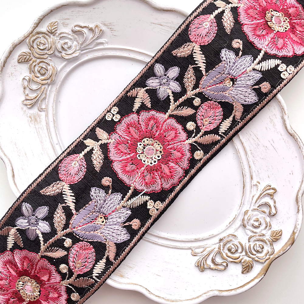 630 【 幅：5.5cm 】 インド刺繍リボン　ブラック　布地　レッド パープル