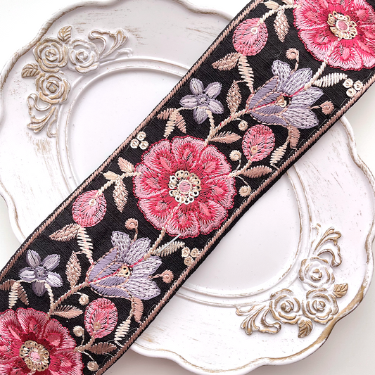 630 【 幅：5.5cm 】 インド刺繍リボン　ブラック　布地　レッド パープル