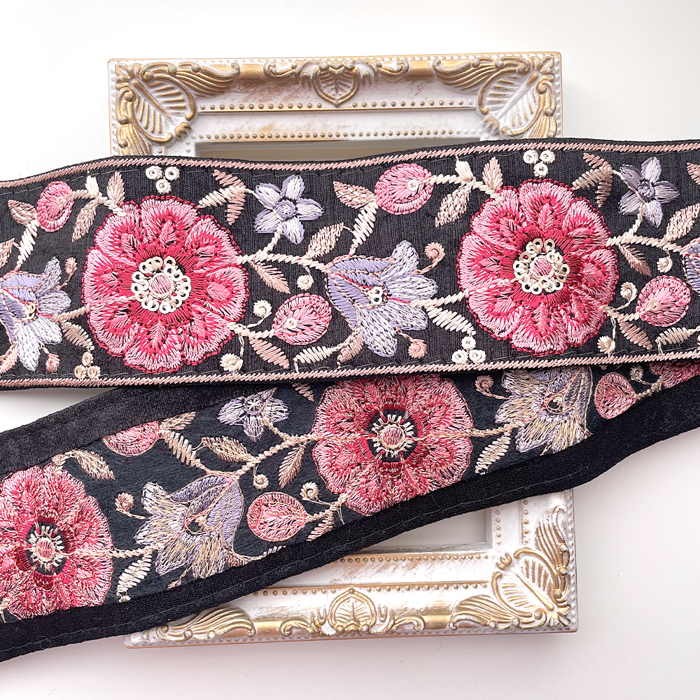 630 【 幅：5.5cm 】 インド刺繍リボン　ブラック　布地　レッド パープル