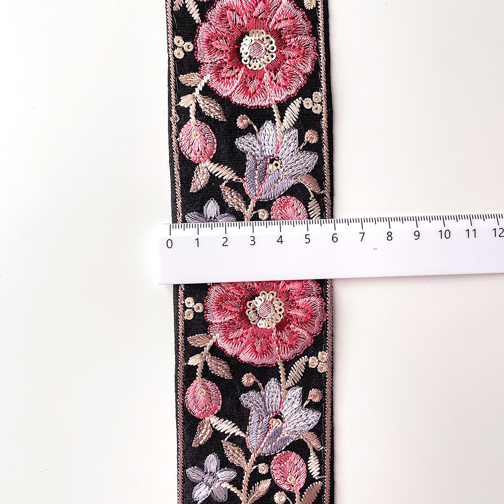 630 【 幅：5.5cm 】 インド刺繍リボン　ブラック　布地　レッド パープル