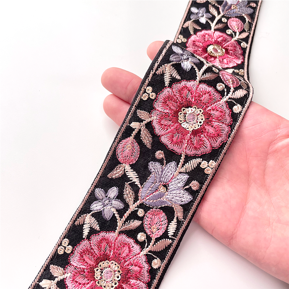 630 【 幅：5.5cm 】 インド刺繍リボン　ブラック　布地　レッド パープル
