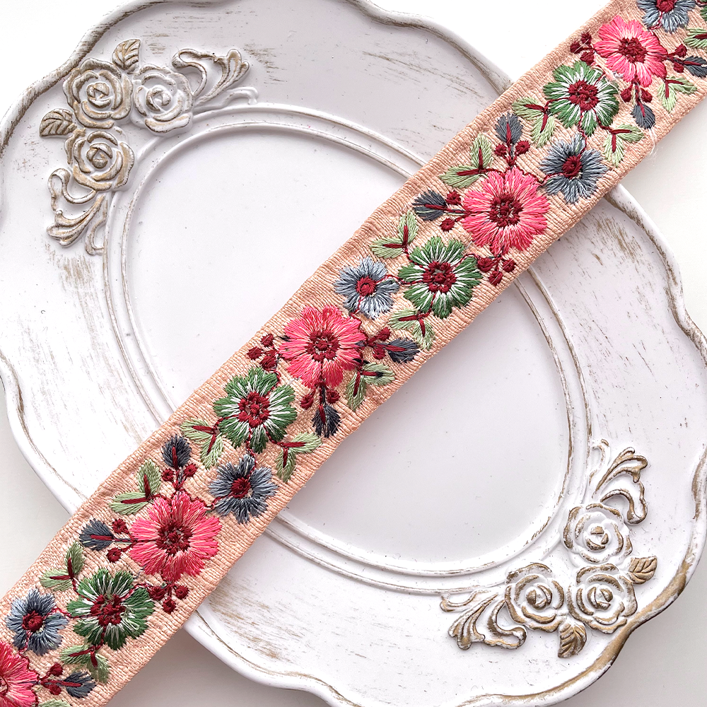 648 【 幅：3cm 】 インド刺繍リボン　サンドベージュ　布地　ピンク グリーン ブルー