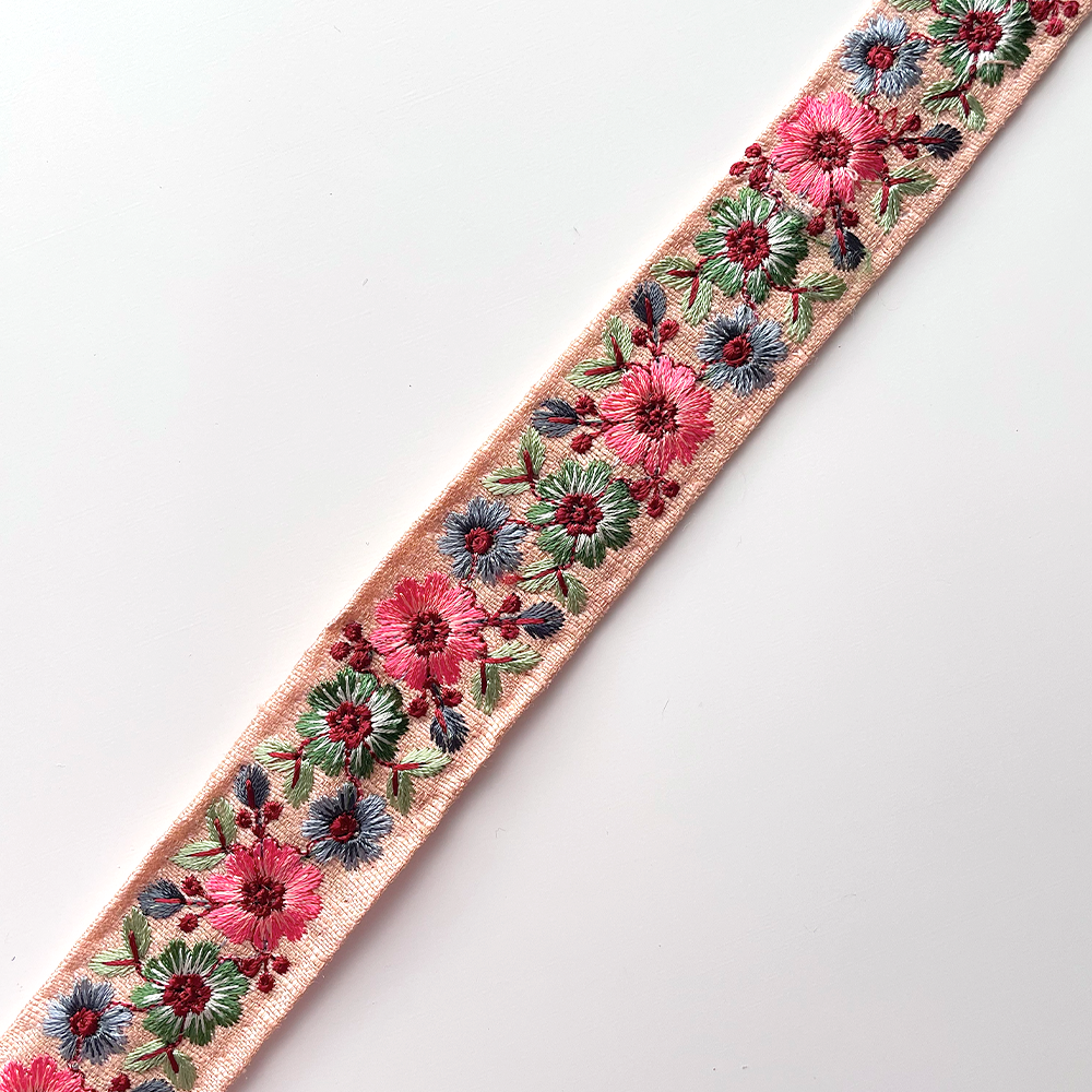 648 【 幅：3cm 】 インド刺繍リボン　サンドベージュ　布地　ピンク グリーン ブルー