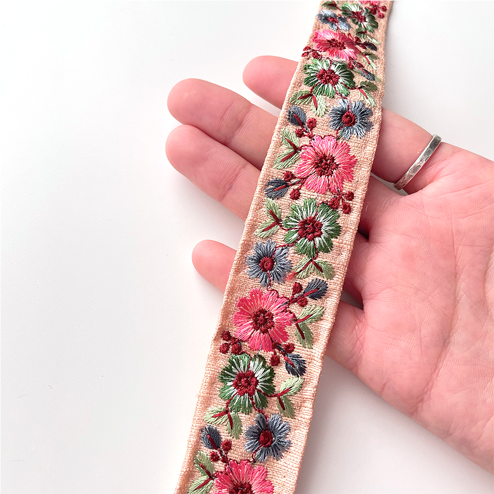 648 【 幅：3cm 】 インド刺繍リボン　サンドベージュ　布地　ピンク グリーン ブルー