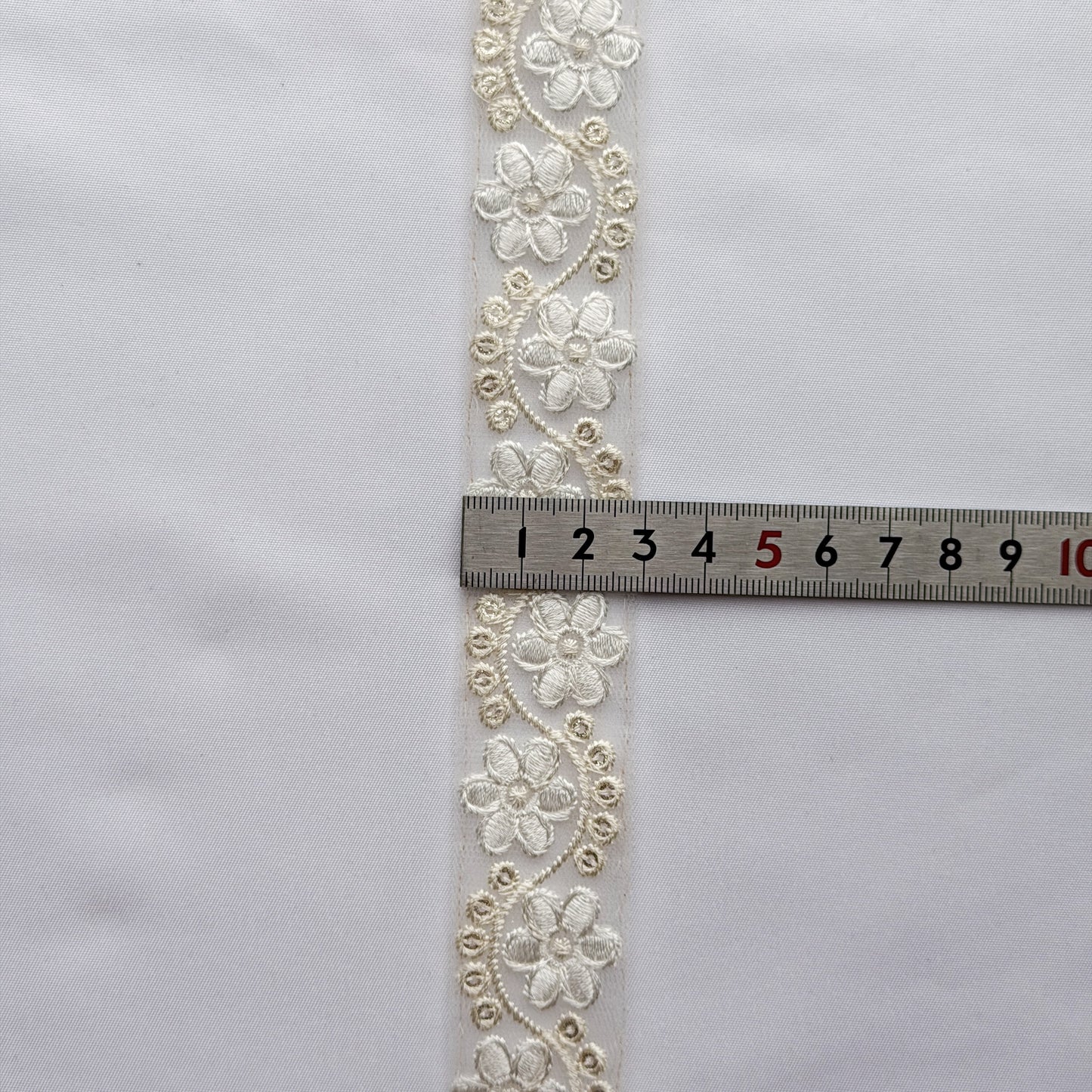 S411 インド刺繍リボン 3cm幅 チュール