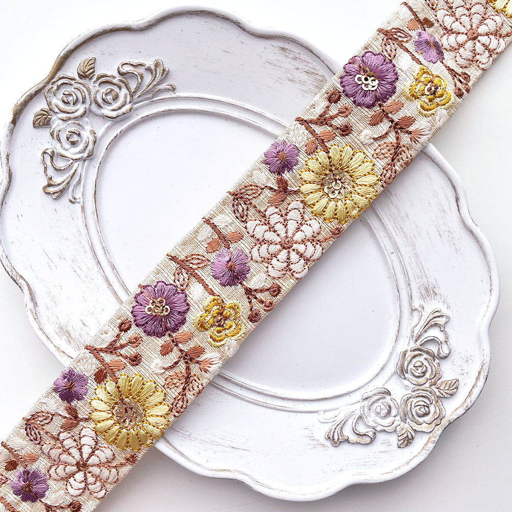 670 【 幅：3.5cm 】 インド刺繍リボン　クリーム　布地　イエロー　パープル　ホワイト